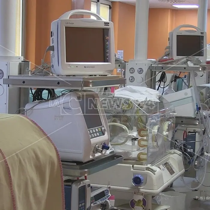 Bimbo di poco più di un anno morto all’ospedale di Cosenza, il fratellino di cinque mesi trasferito al Bambin Gesù