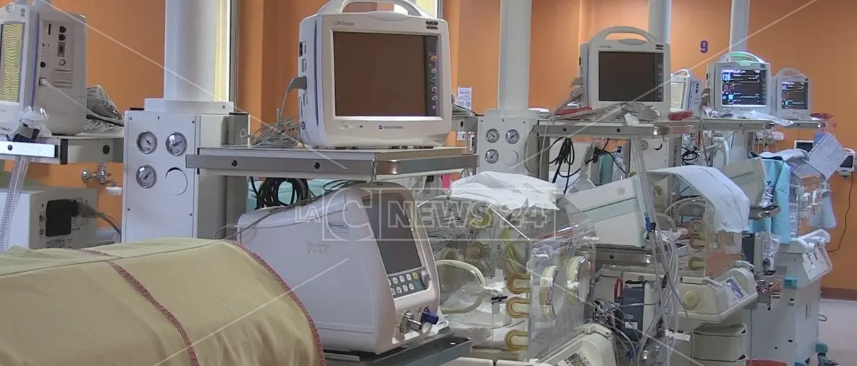 Bimbo di poco più di un anno morto all’ospedale di Cosenza, il fratellino di cinque mesi trasferito al Bambin Gesù