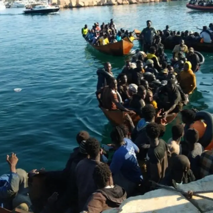 Migranti, tragedia al porto di Lampedusa: un neonato muore annegato durante lo sbarco sull’isola
