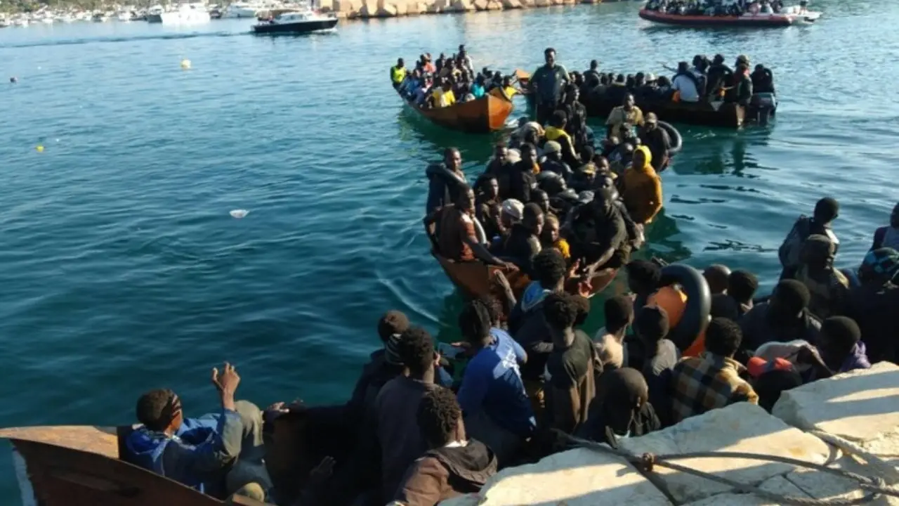 Migranti, tragedia al porto di Lampedusa: un neonato muore annegato durante lo sbarco sull’isola