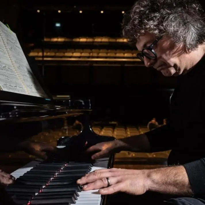 Festival d’autunno, a Catanzaro il concerto del pianista Remo Anzovino: «Amo questa terra»