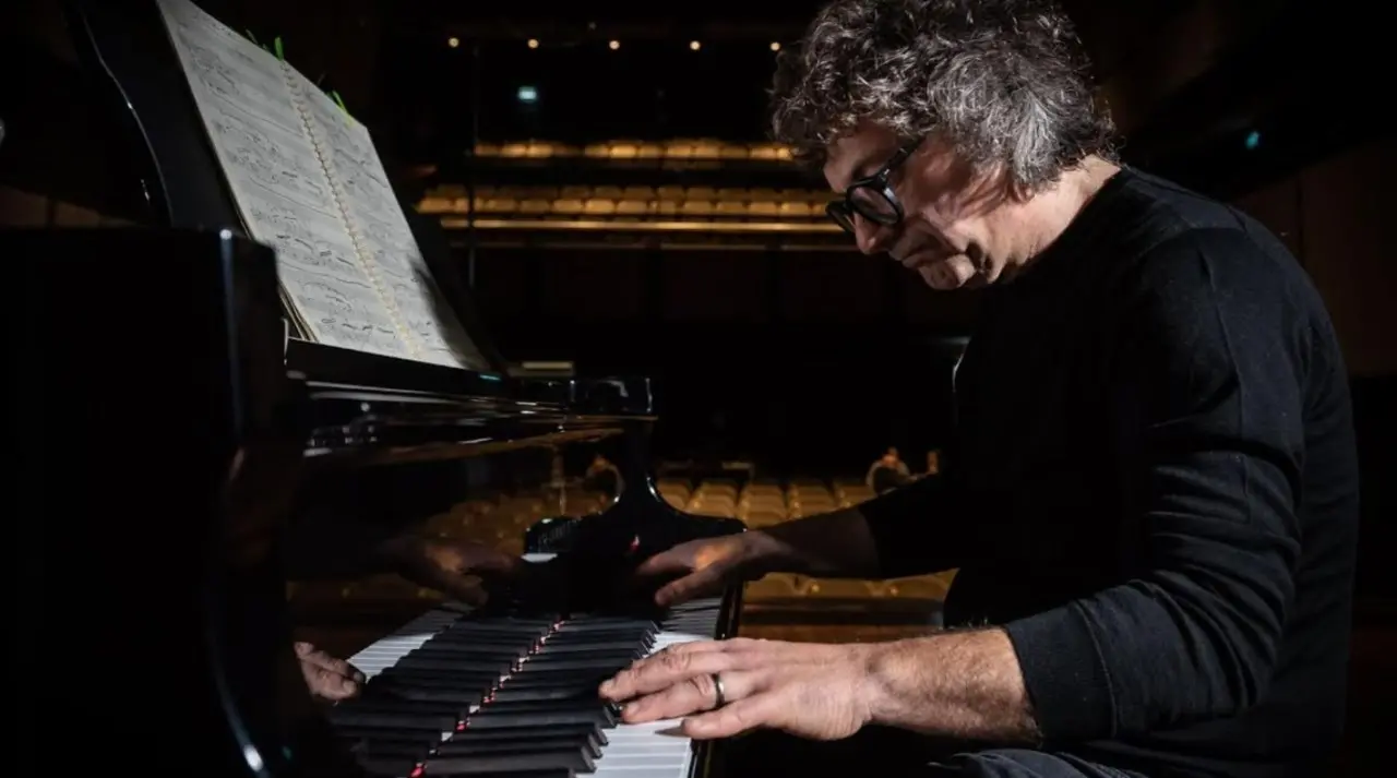 Festival d’autunno, a Catanzaro il concerto del pianista Remo Anzovino: «Amo questa terra»