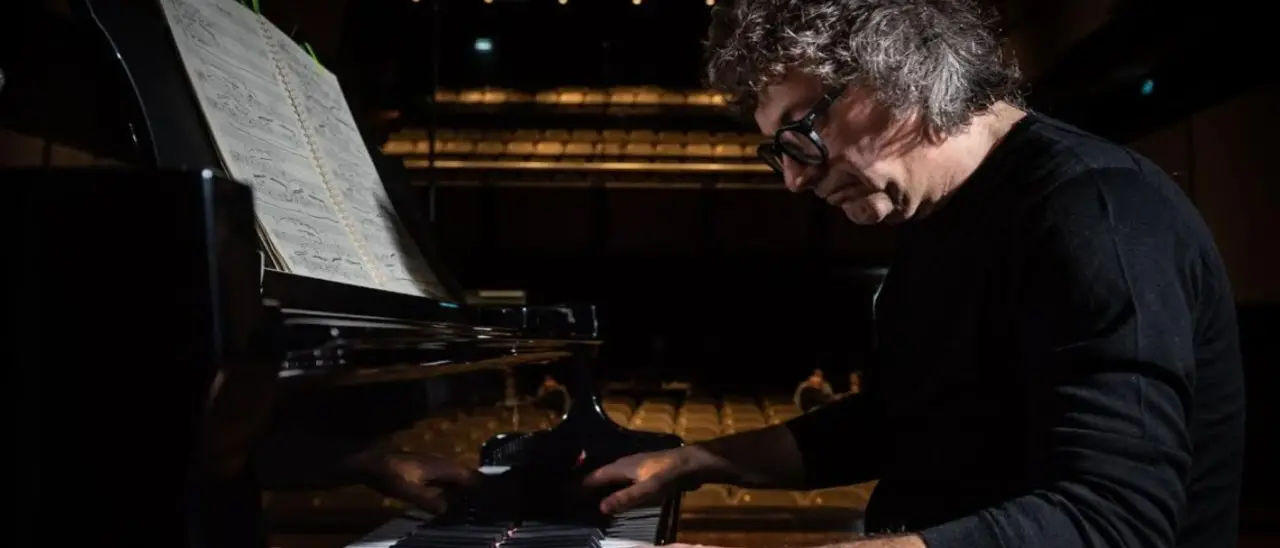Festival d’autunno, a Catanzaro il concerto del pianista Remo Anzovino: «Amo questa terra»