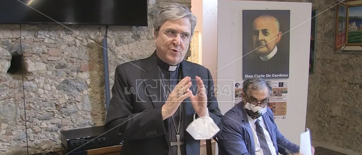 Bimbo morto a Cosenza, il vescovo: «Vicinanza alla famiglia, preghiamo affinché il fratellino possa riabbracciare i genitori»