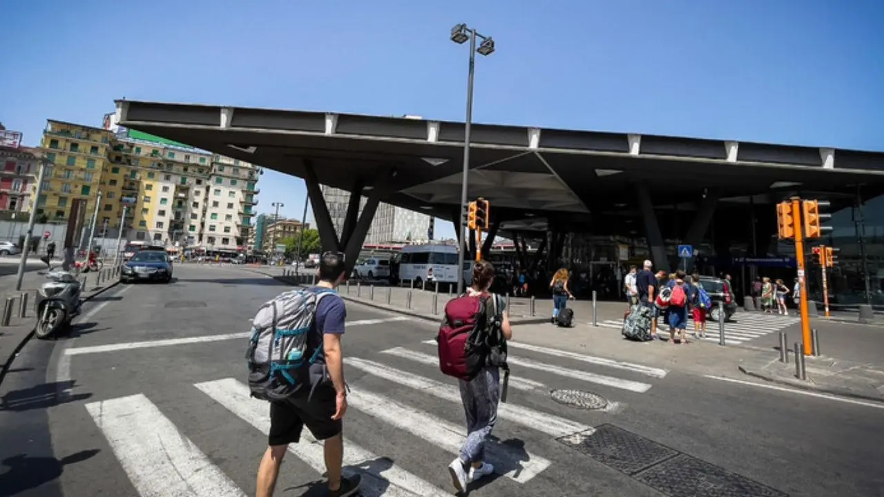 Napoli, donna sequestrata e violentata da quattro persone vicino la stazione centrale