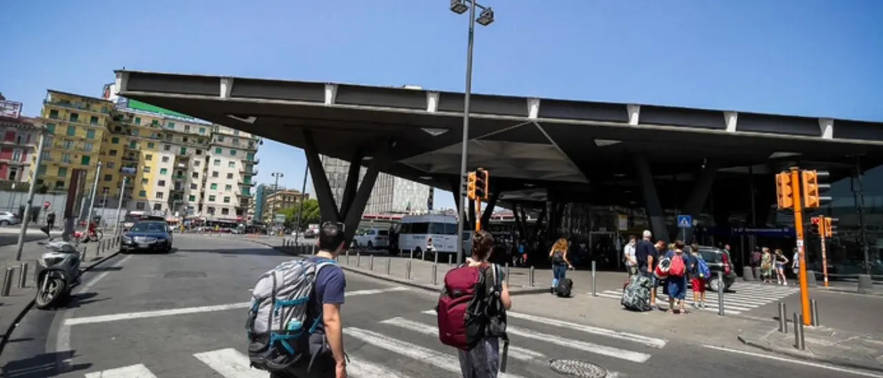 Napoli, donna sequestrata e violentata da quattro persone vicino la stazione centrale