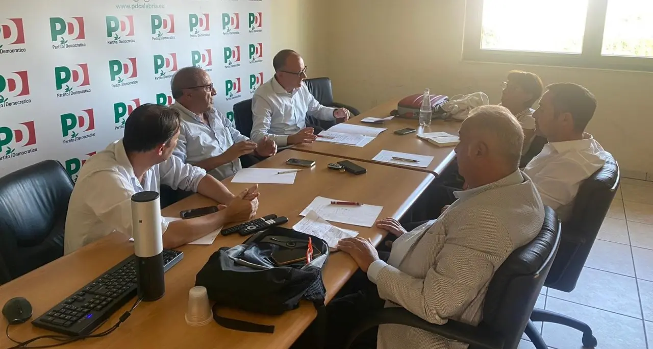 Incendi boschivi, Calabria in emergenza. Il Pd: «La “rivoluzione” di Occhiuto e Gallo smentita dai dati Ispra»\n