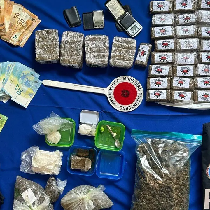 Marano Principato, trovati 7 chili di droga e 20mila euro in contanti vicino a un complesso di villette