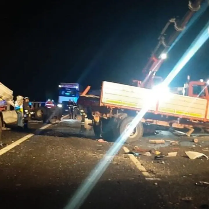 Incidente sull’A1 vicino Roma, autobus di migranti si scontra con un tir: due morti e 25 feriti