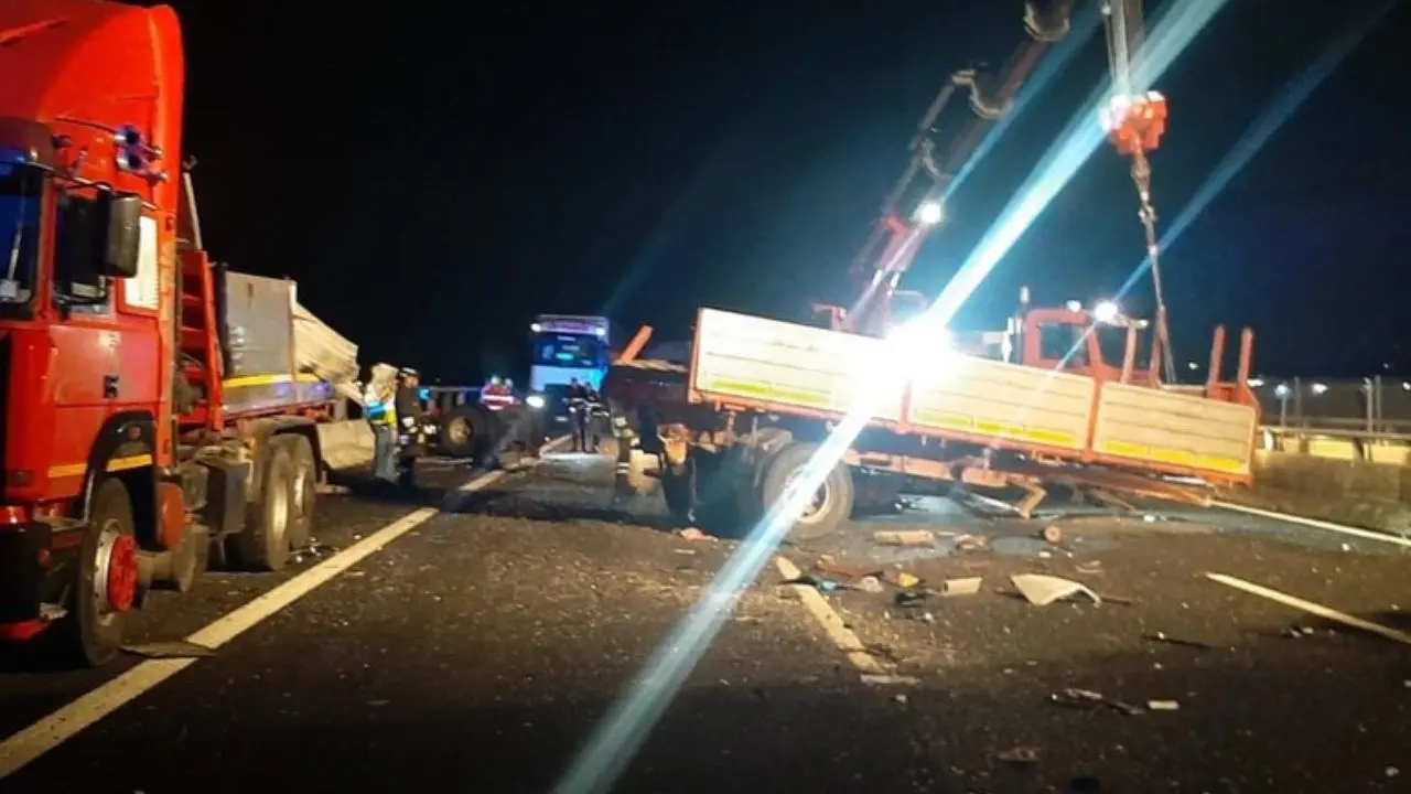 Incidente sull’A1 vicino Roma, autobus di migranti si scontra con un tir: due morti e 25 feriti