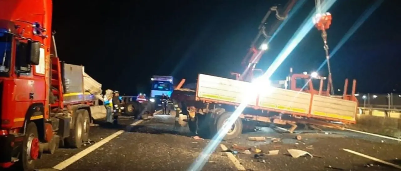 Incidente sull’A1 vicino Roma, autobus di migranti si scontra con un tir: due morti e 25 feriti