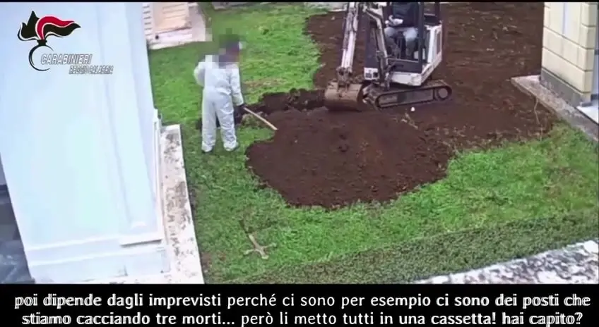 Inchiesta al cimitero di Cittanova, le intercettazioni: «Stiamo cacciando tre posti, li metto tutti in una cassetta»