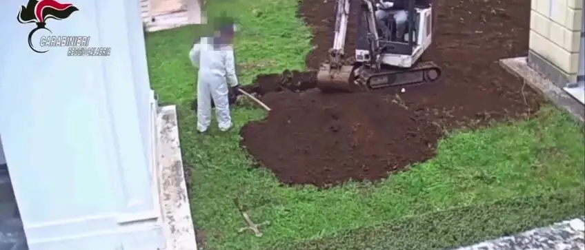 Inchiesta al cimitero di Cittanova, le intercettazioni: «Stiamo cacciando tre posti, li metto tutti in una cassetta»