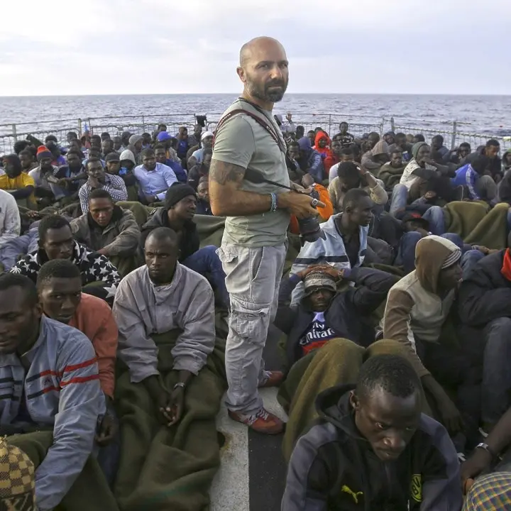 Un fotoreporter «dalla parte giusta», Francesco Malavolta: «I migranti non sono numeri, io racconto le storie»
