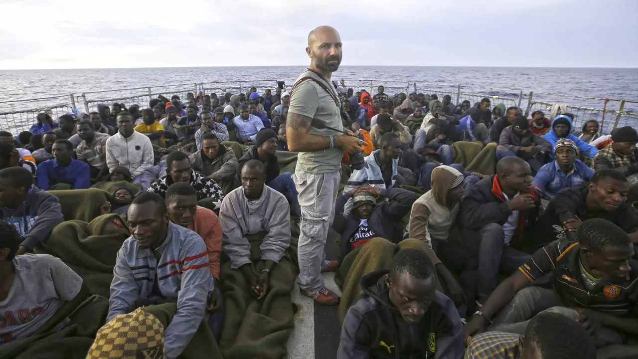 Un fotoreporter «dalla parte giusta», Francesco Malavolta: «I migranti non sono numeri, io racconto le storie»