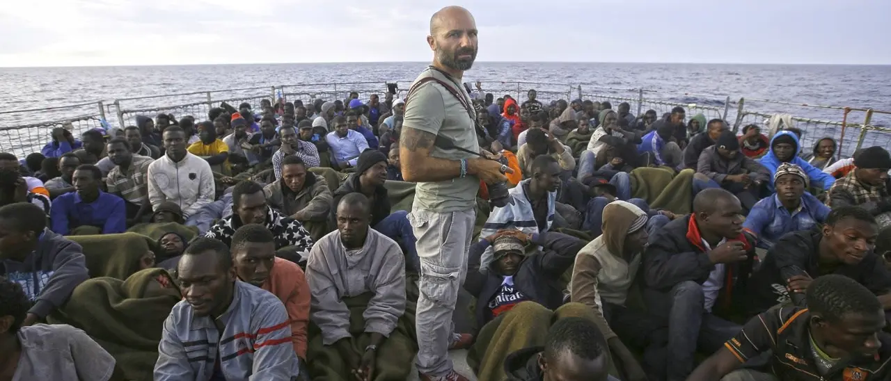 Un fotoreporter «dalla parte giusta», Francesco Malavolta: «I migranti non sono numeri, io racconto le storie»