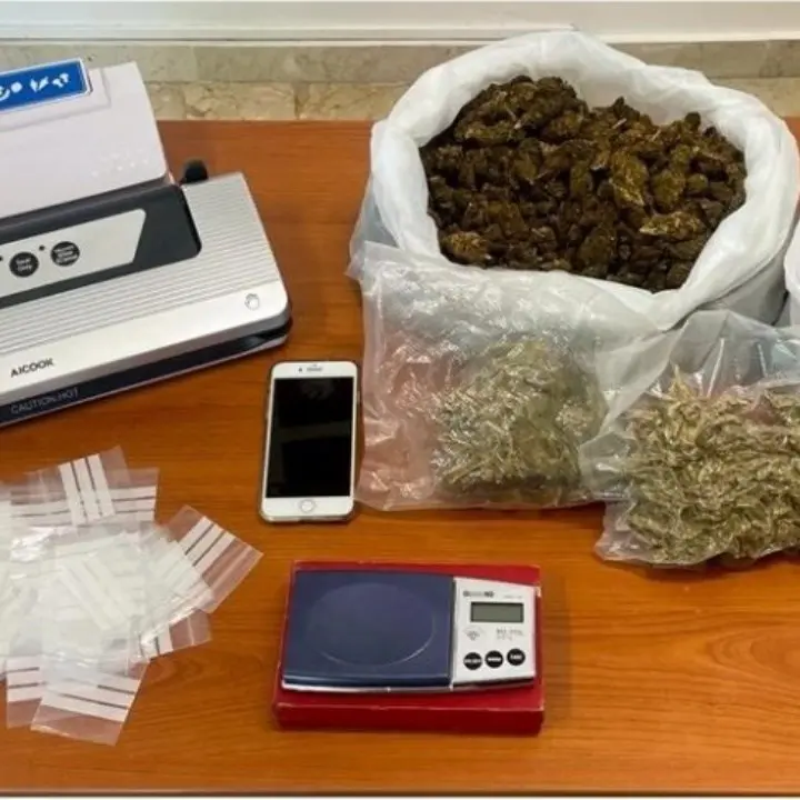 Reggio Calabria, deteneva un chilo e mezzo di marijuana in uno scantinato: arrestato un 31enne