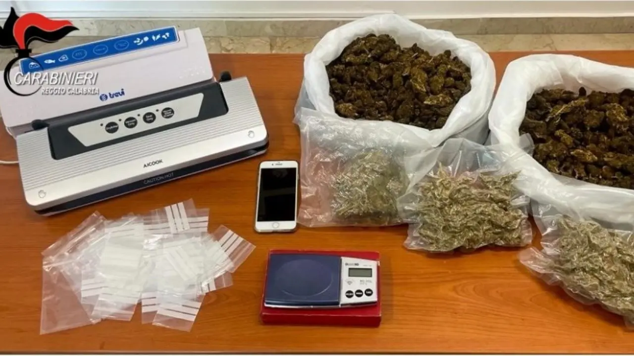 Reggio Calabria, deteneva un chilo e mezzo di marijuana in uno scantinato: arrestato un 31enne