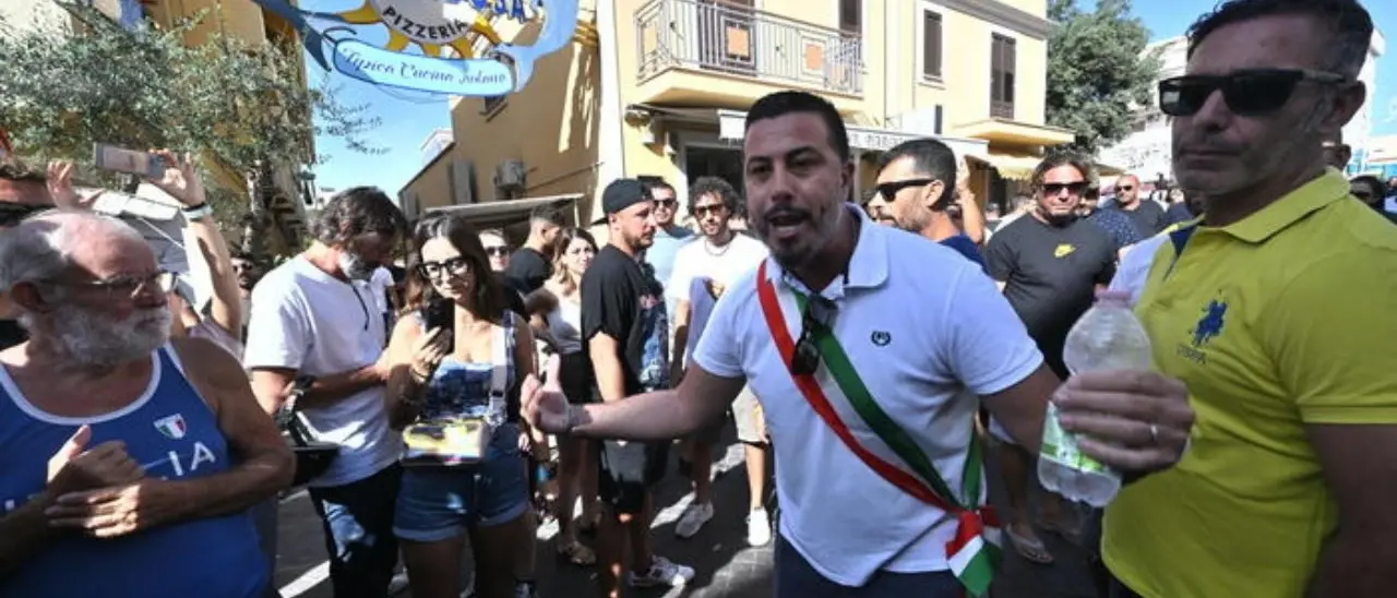 Migranti, protesta a Lampedusa: «Non vogliamo la tendopoli». Ma il questore rassicura: «È per la polizia»