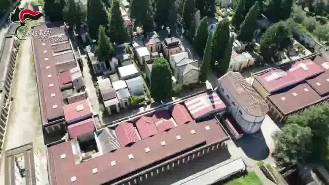 Cimitero degli orrori a Cittanova, indagato anche un assessore: finto testamento per acquisire una cappella funeraria