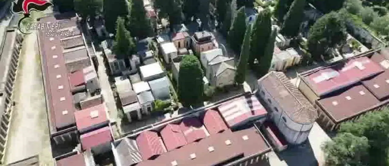 Cimitero degli orrori a Cittanova, indagato anche un assessore: finto testamento per acquisire una cappella funeraria