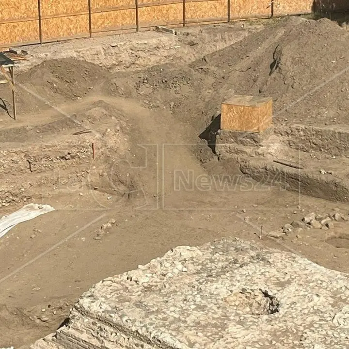 Reggio Calabria, un tempio romano emerge da piazza Garibaldi: presto gli scavi saranno visitabili