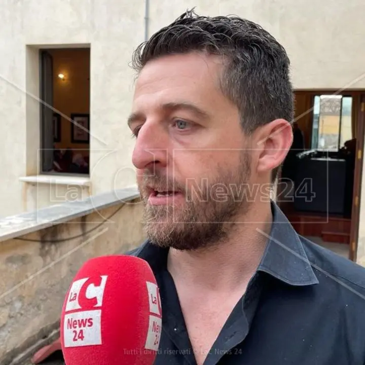 Consulenza da 175mila euro a Corigliano Rossano, il sindaco Stasi all’opposizione: «Non avete capito, ora vi spiego…»