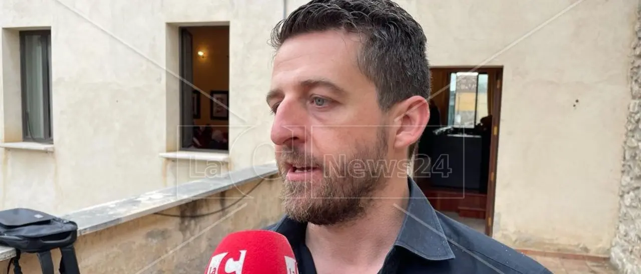 Consulenza da 175mila euro a Corigliano Rossano, il sindaco Stasi all’opposizione: «Non avete capito, ora vi spiego…»