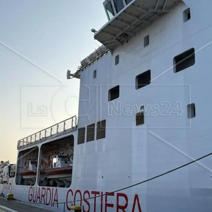 Migranti, ancora uno sbarco in Calabria: 400 persone arrivate al porto di Reggio a bordo della nave Diciotti