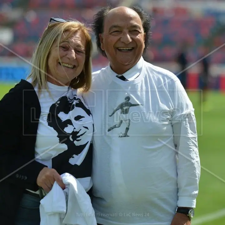 L’abbraccio del Cosenza Calcio e dei tifosi rossoblù per il ritorno di Donata Bergamini allo stadio Marulla