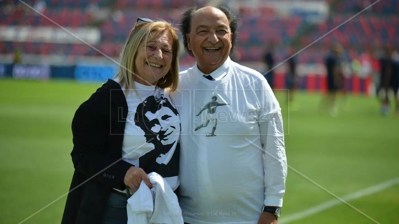 L’abbraccio del Cosenza Calcio e dei tifosi rossoblù per il ritorno di Donata Bergamini allo stadio Marulla