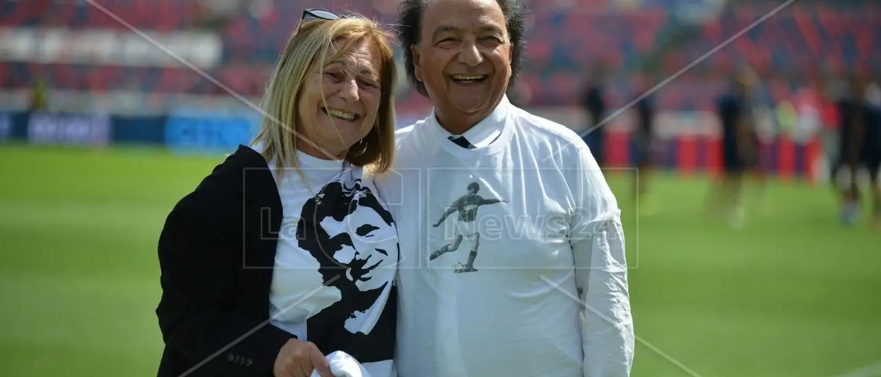 L’abbraccio del Cosenza Calcio e dei tifosi rossoblù per il ritorno di Donata Bergamini allo stadio Marulla
