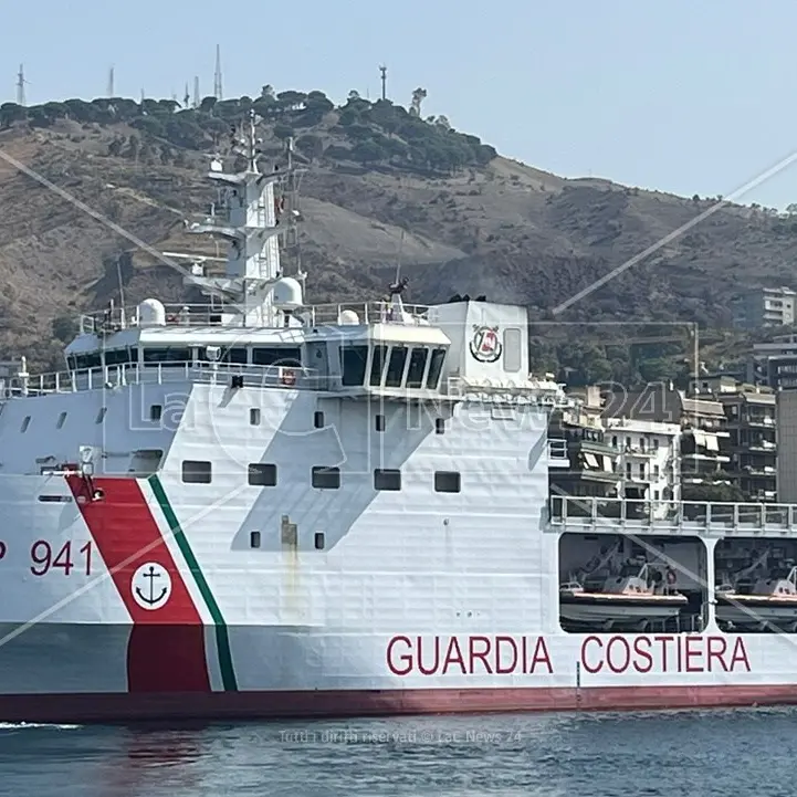 Soccorsi in mare e portati con la nave Diciotti a Reggio, la testimonianza: «Salvati dopo che il barcone si è ribaltato»