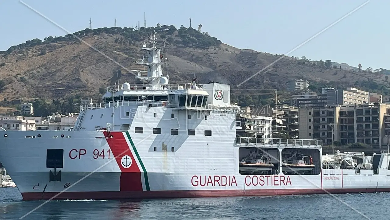 Soccorsi in mare e portati con la nave Diciotti a Reggio, la testimonianza: «Salvati dopo che il barcone si è ribaltato»