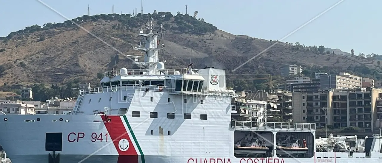 Soccorsi in mare e portati con la nave Diciotti a Reggio, la testimonianza: «Salvati dopo che il barcone si è ribaltato»
