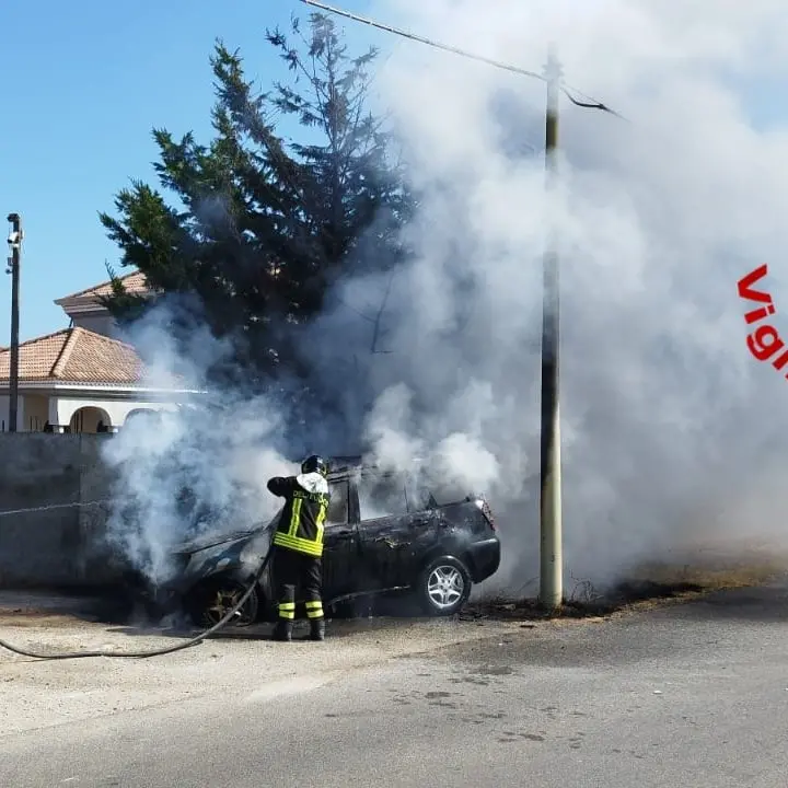 Cirò Marina, auto si schianta contro un muro e prende fuoco: quattro feriti