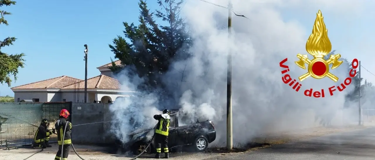 Cirò Marina, auto si schianta contro un muro e prende fuoco: quattro feriti