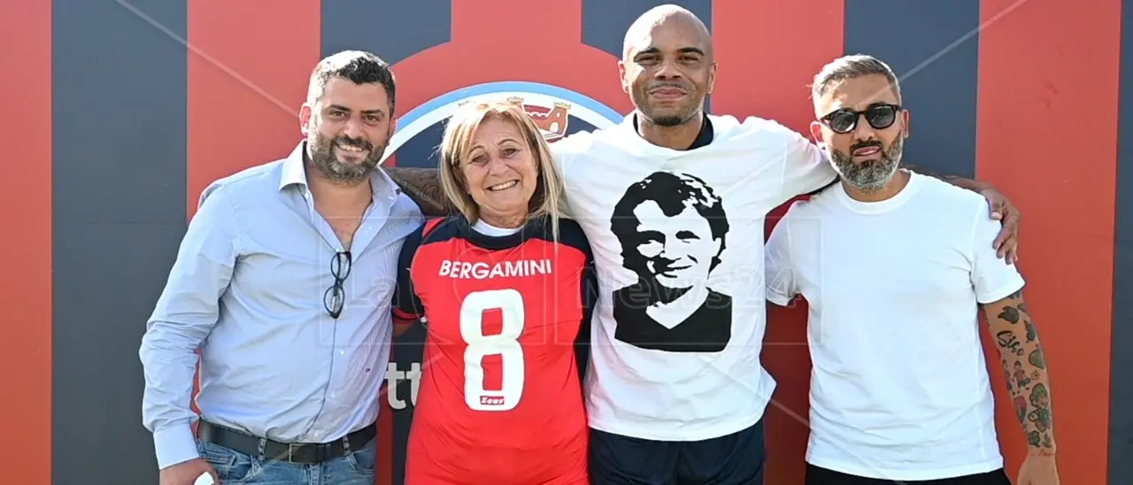 La Db Rossoblù abbraccia Donata Bergamini: emozioni e scambio di doni a Luzzi