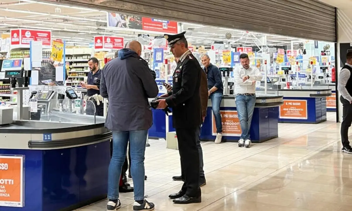 Accoltellò sei persone in un centro commerciale di Assago, condannato a 19 anni di carcere