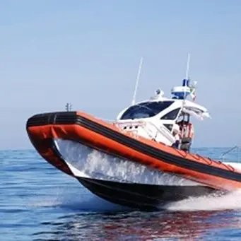 Col motore della barca in avaria e spinti dalle correnti verso gli scogli, salvati dalla Guardia costiera di Crotone