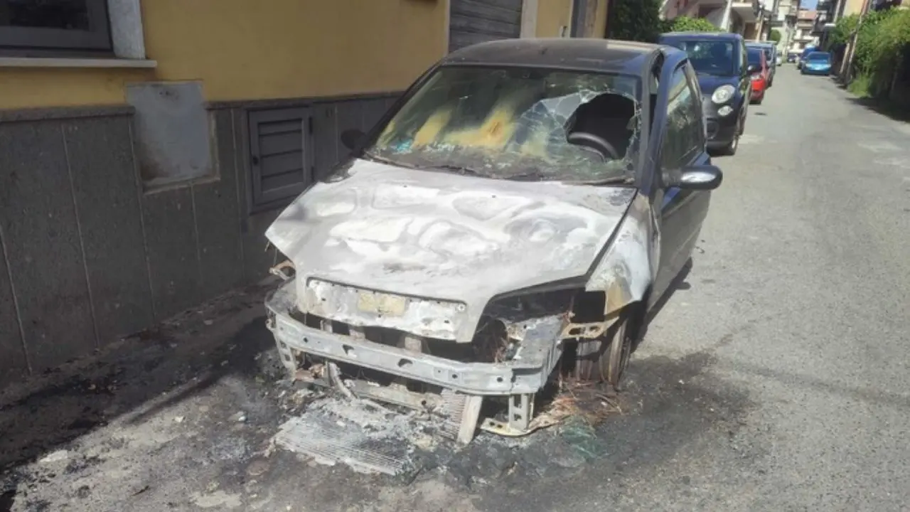 Siderno, incendiata l’auto di un agente della polizia municipale in servizio a Marina di Gioiosa