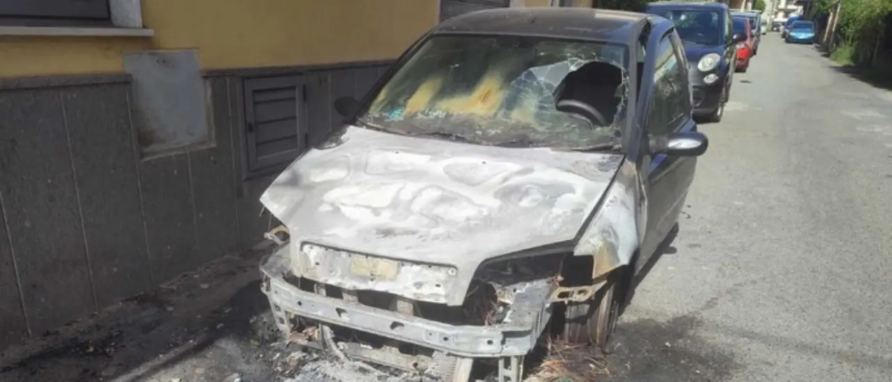 Siderno, incendiata l’auto di un agente della polizia municipale in servizio a Marina di Gioiosa