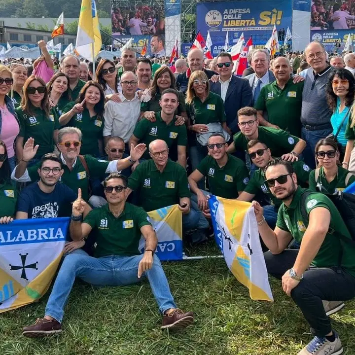 I leghisti calabresi a Pontida con gli stemmi della Regione: il presidente Occhiuto lo sa?