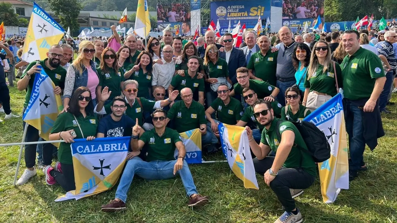 I leghisti calabresi a Pontida con gli stemmi della Regione: il presidente Occhiuto lo sa?