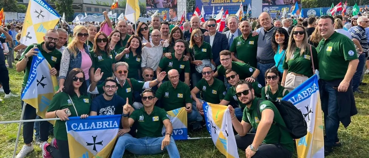 I leghisti calabresi a Pontida con gli stemmi della Regione: il presidente Occhiuto lo sa?