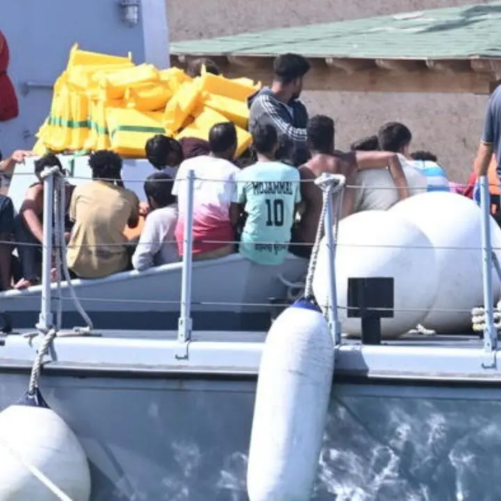 Migranti, Meloni va avanti sulla linea dura: potranno essere trattenuti nei Cpr fino a 18 mesi