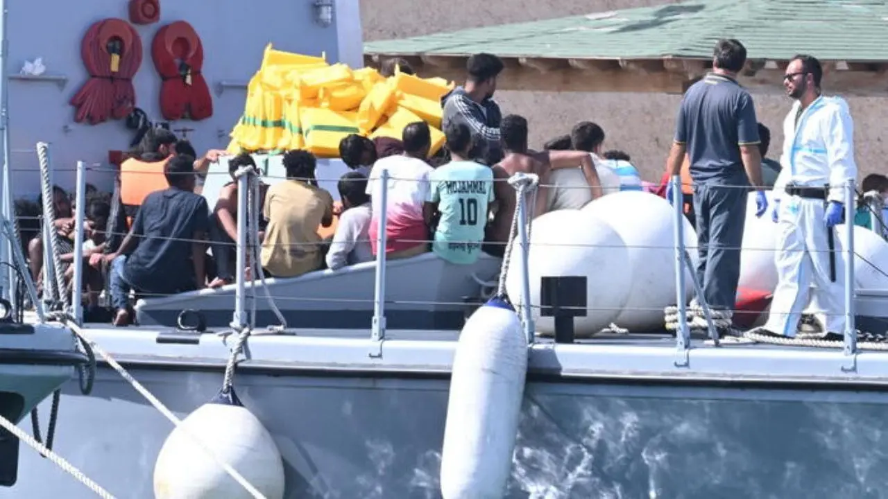 Migranti, Meloni va avanti sulla linea dura: potranno essere trattenuti nei Cpr fino a 18 mesi