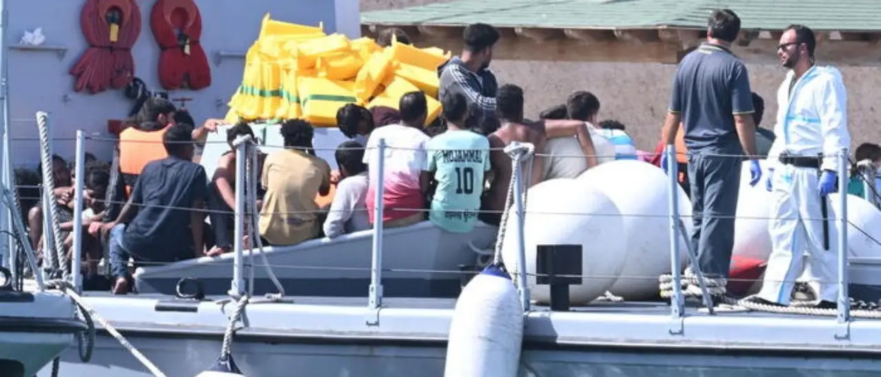 Migranti, Meloni va avanti sulla linea dura: potranno essere trattenuti nei Cpr fino a 18 mesi