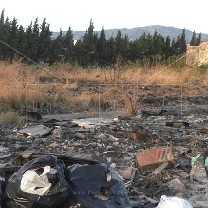Degrado e rifiuti a Reggio: «Discariche diventano inceneritori a cielo aperto, verificare nesso con l’insorgenza di tumori»