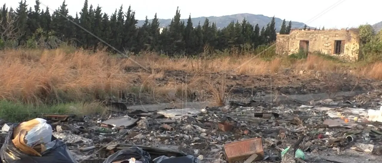 Degrado e rifiuti a Reggio: «Discariche diventano inceneritori a cielo aperto, verificare nesso con l’insorgenza di tumori»